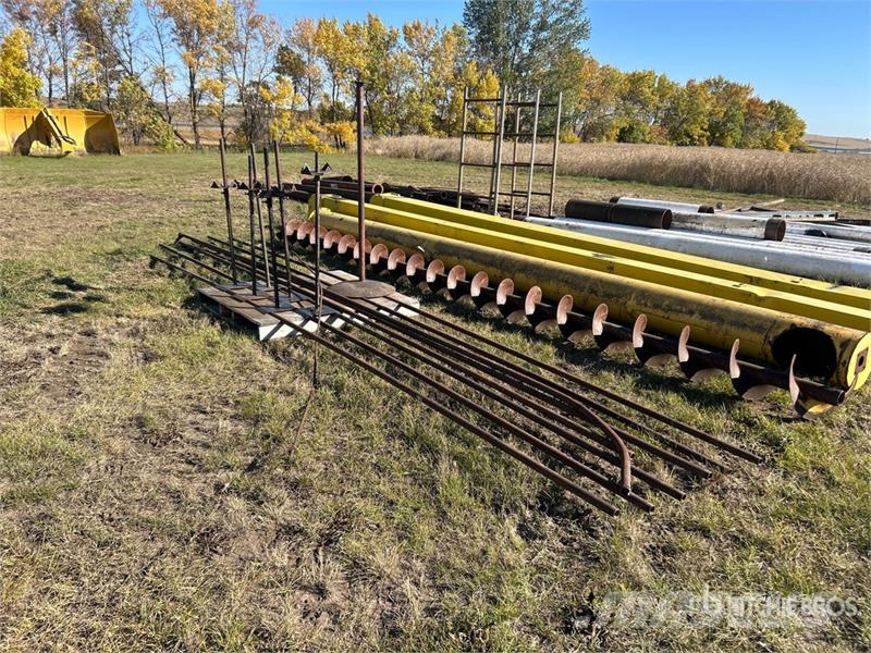 Quantity of (8) 20 ft Pipe & Stand Andre komponenter