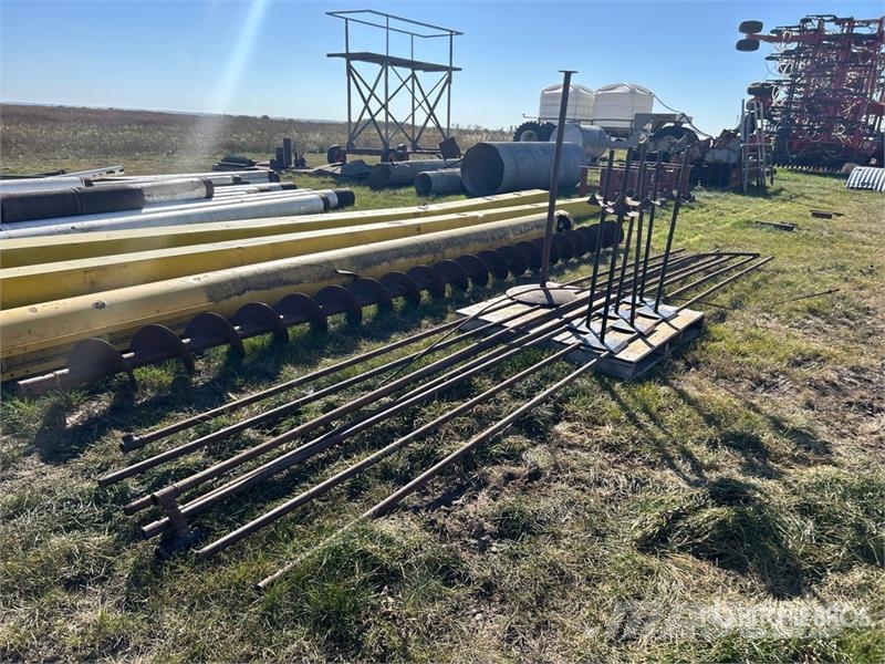 Quantity of (8) 20 ft Pipe & Stand Andre komponenter