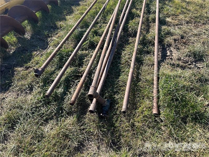 Quantity of (8) 20 ft Pipe & Stand Andre komponenter