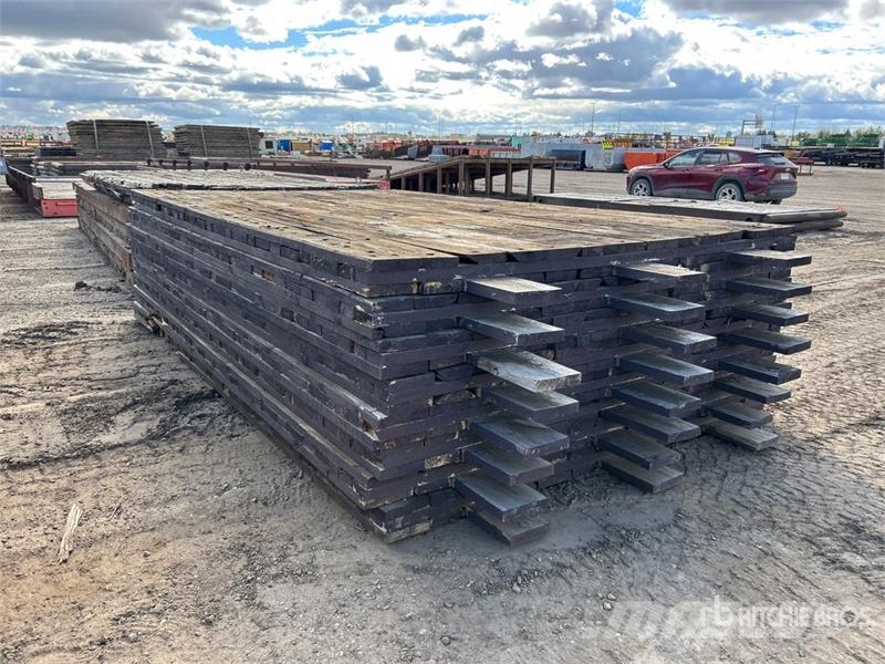  Quantity of (8) 8 ft x 12 ft Wood Access Mats ملحقات وقطع غيار معدات الحفر
