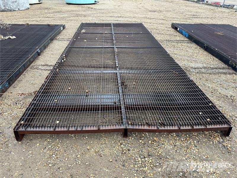 Quantity of (8) 8 ft x 20 ft Steel Grated Mats Rezervni delovi i oprema za bušenje