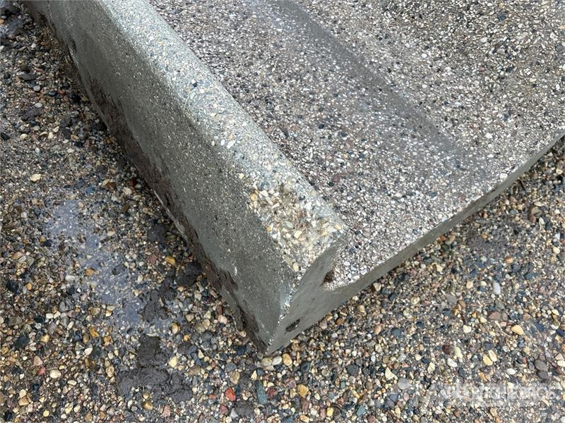 Quantity of (8) 8 ft x 3 ft Feed bunks Muut maatalouskoneet