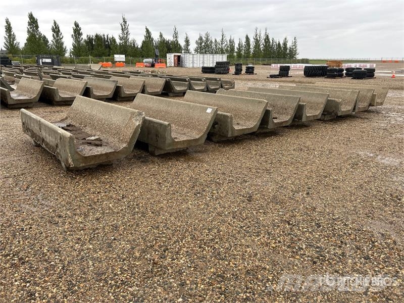Quantity of (8) 8 ft x 3 ft Feed bunks Muut maatalouskoneet