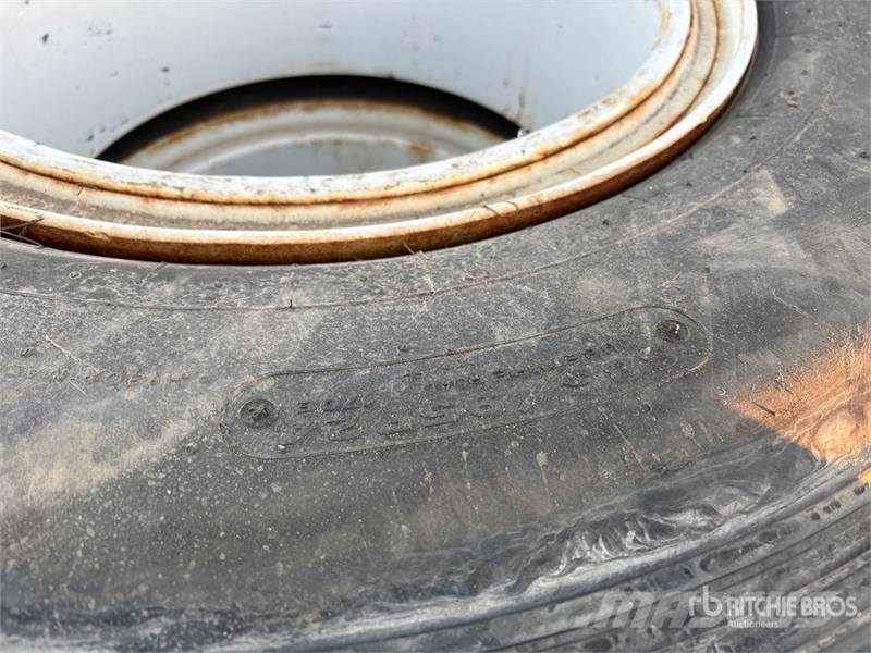  Quantity of (8) Bridgestone 385/95R24 Tires Gume, točkovi i felne