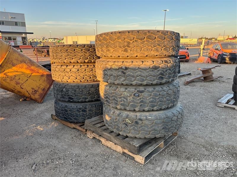  Quantity of (8) Bridgestone 385/95R24 Tires Gume, točkovi i felne