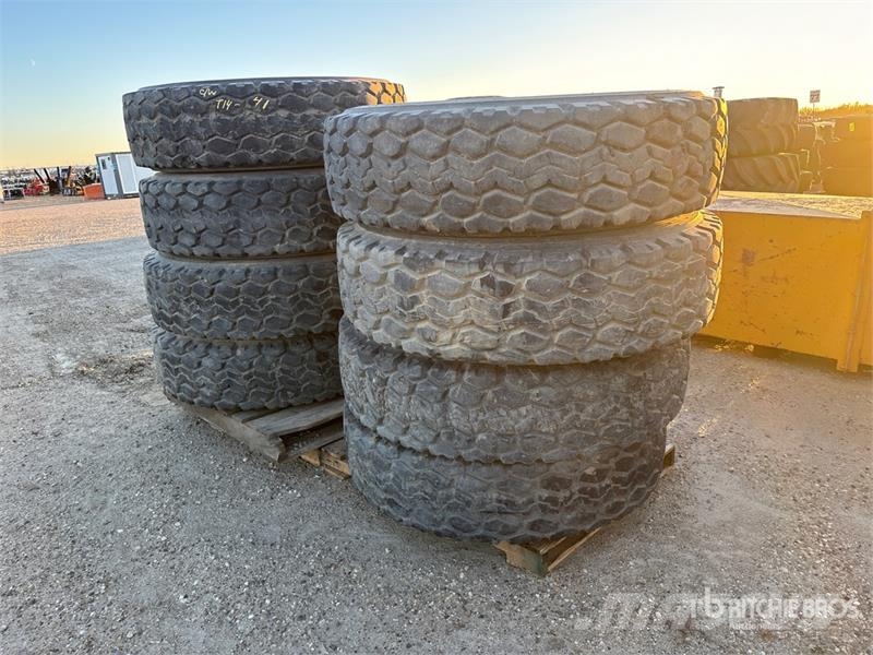  Quantity of (8) Bridgestone 385/95R24 Tires Gume, točkovi i felne
