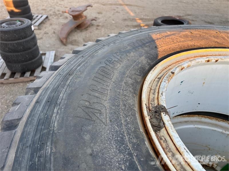  Quantity of (8) Bridgestone 385/95R24 Tires Gume, točkovi i felne