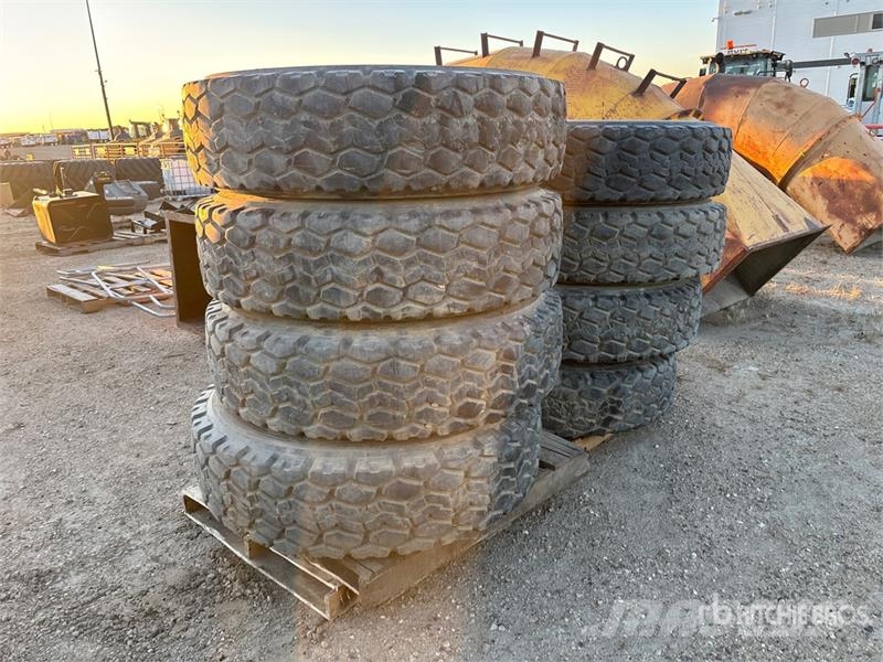  Quantity of (8) Bridgestone 385/95R24 Tires Gume, točkovi i felne