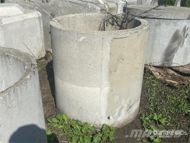 Quantity of (8) Concrete Well Tiles Drugi deli