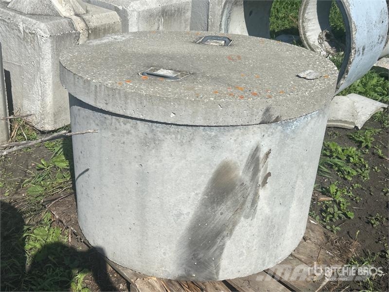 Quantity of (8) Concrete Well Tiles Drugi deli