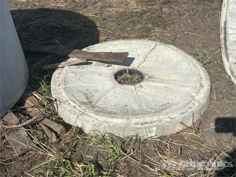 Quantity of (8) Concrete Well Tiles Drugi deli