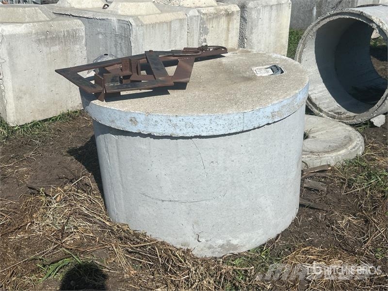 Quantity of (8) Concrete Well Tiles Drugi deli