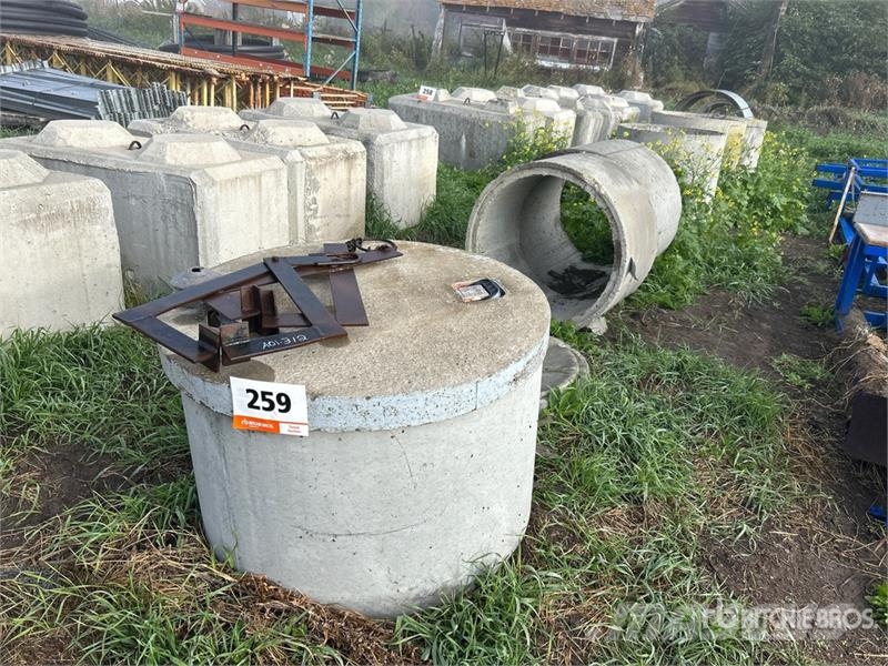 Quantity of (8) Concrete Well Tiles Ďalšie komponenty