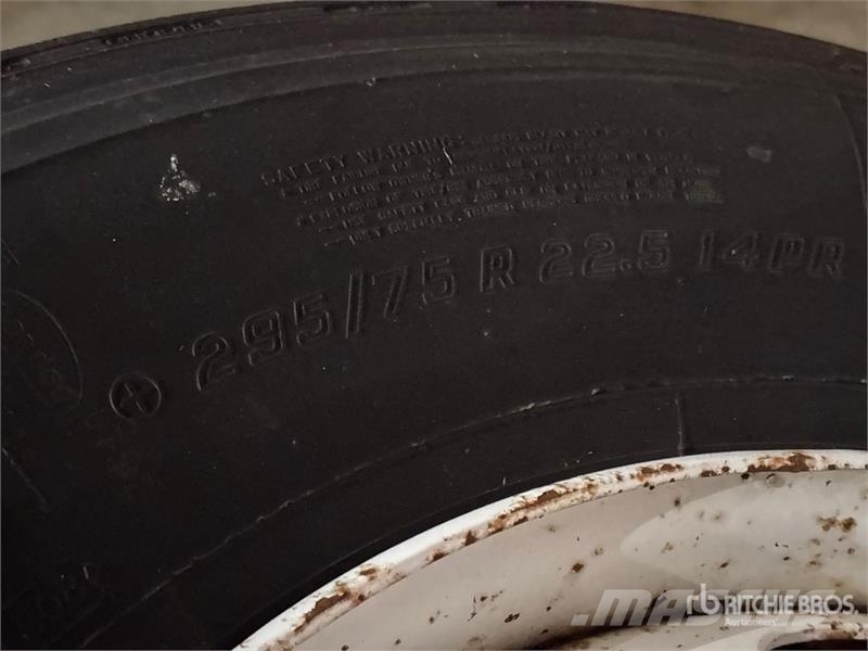 Quantity of (8) Firestone 295/75R22.5 Tires Tyres, wheels and rims