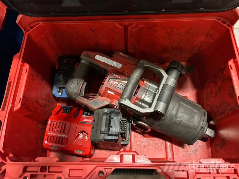  Quantity of (8) Impact Wrenches, (2) Pipe Rack Jac مكونات أخرى
