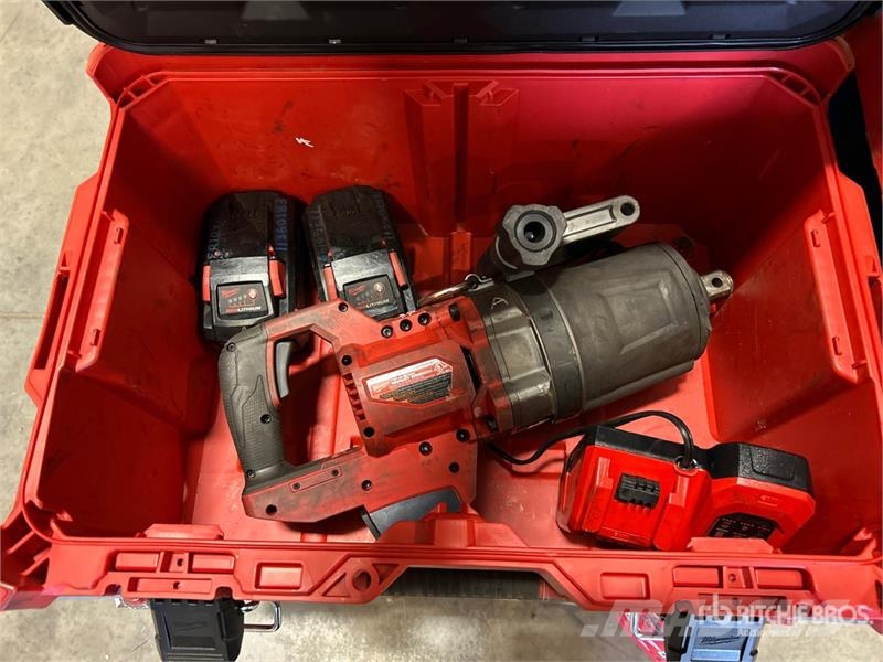  Quantity of (8) Impact Wrenches, (2) Pipe Rack Jac مكونات أخرى