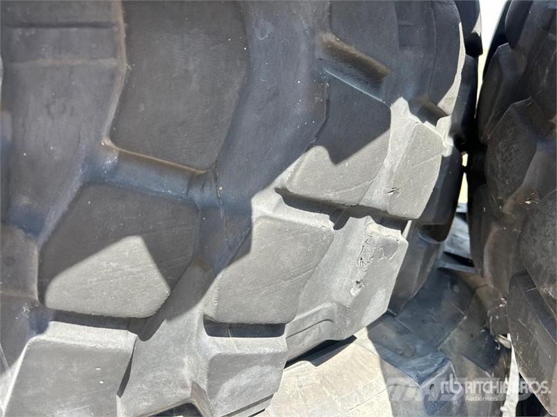 Quantity of (8) Michelin 395/85R20 Tires Opony, koła i felgi