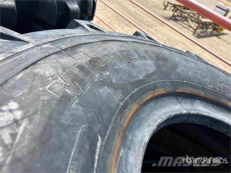 Quantity of (8) Michelin 395/85R20 Tires Opony, koła i felgi