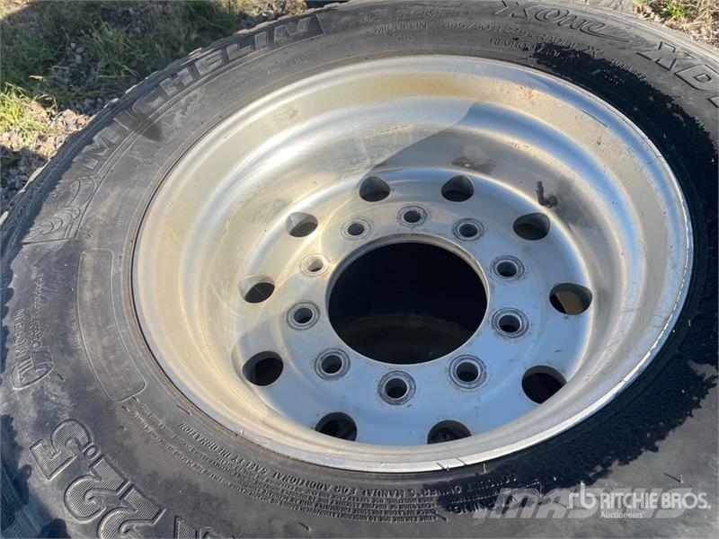 Quantity of (8) Michelin 445/50R22.5 Tires Tyres, wheels and rims