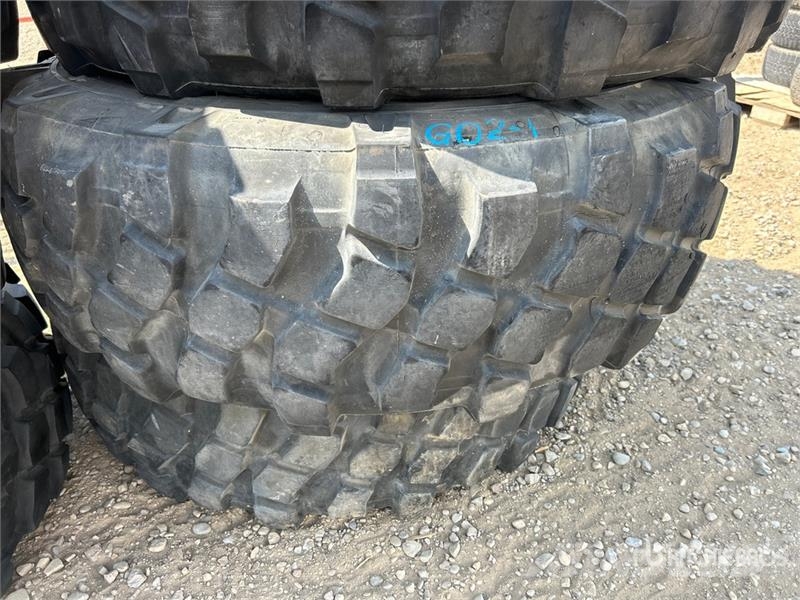 Quantity of (8) Michelin 395/85R20 Tires Opony, koła i felgi