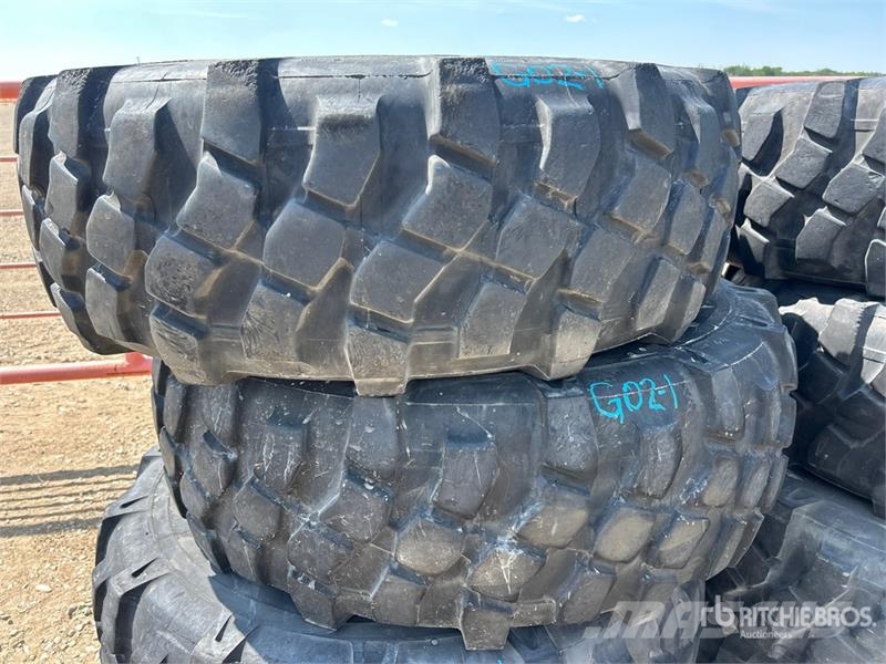 Quantity of (8) Michelin 395/85R20 Tires Opony, koła i felgi