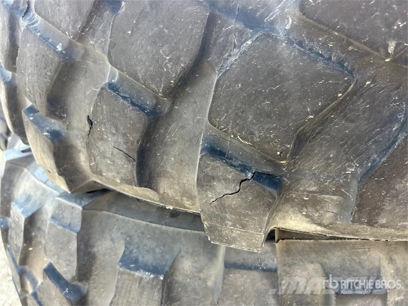 Quantity of (8) Michelin 395/85R20 Tires Opony, koła i felgi