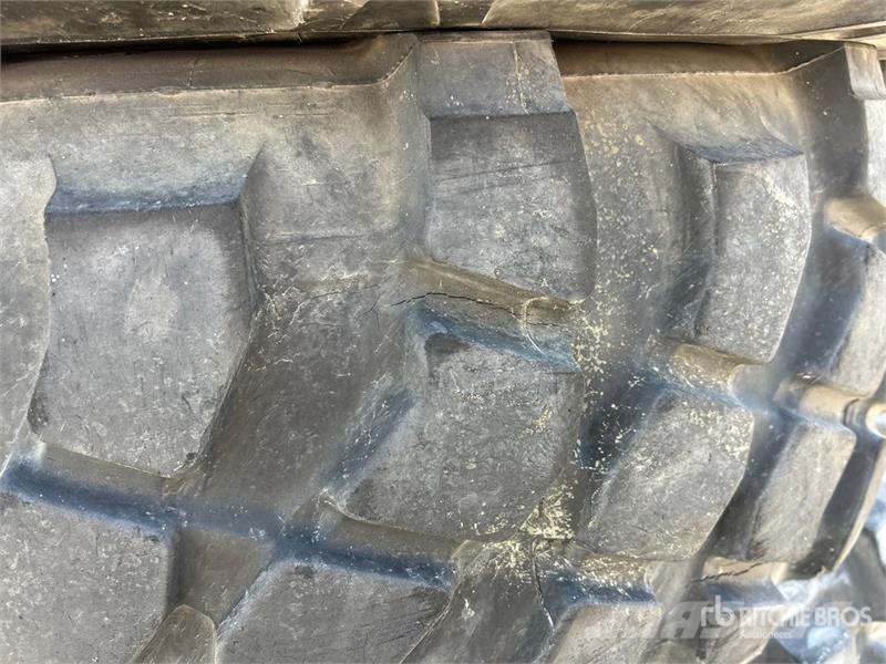 Quantity of (8) Michelin 395/85R20 Tires Opony, koła i felgi