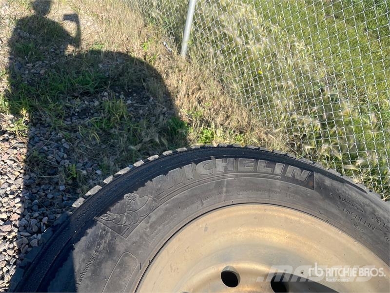 Quantity of (8) Michelin 445/50R22.5 Tires Tyres, wheels and rims