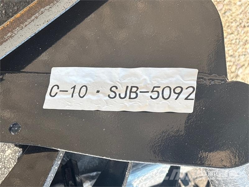 Quantity of (8) VICSEC VCA-8 Mini Excavator Attac Drugi deli