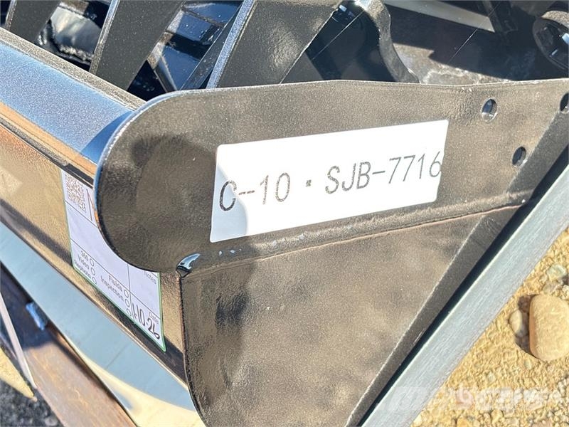 Quantity of (8) VICSEC VCA-8 Mini Excavator Attac Kiti naudoti statybos komponentai