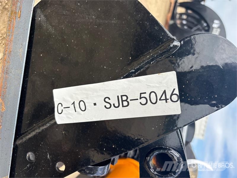  Quantity of (8)  VICSEC VCA-8 Mini Excavator Attac Drugi deli