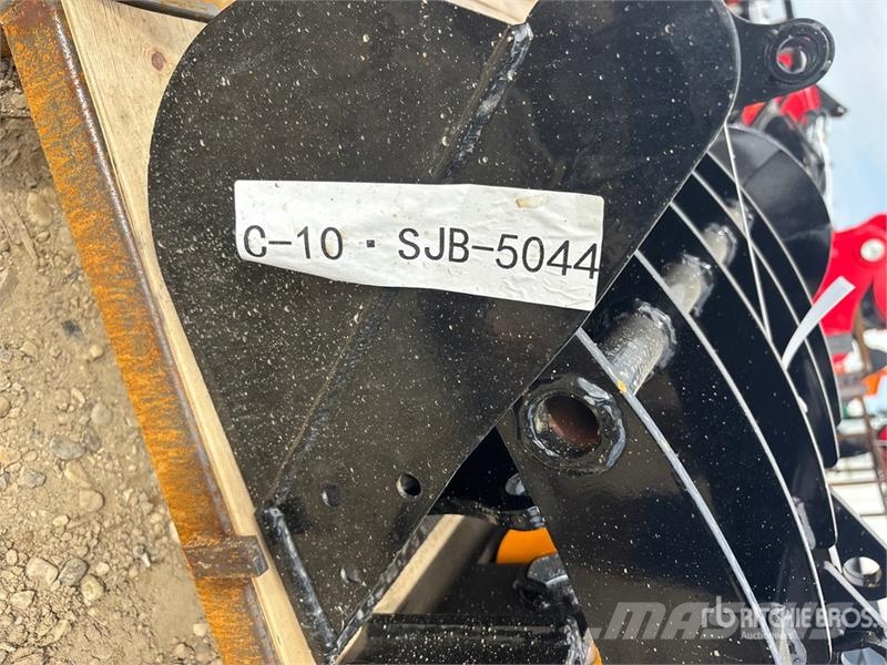  Quantity of (8)  VICSEC VCA-8 Mini Excavator Attac Drugi deli