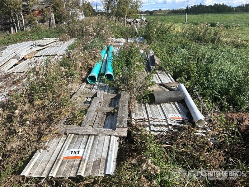 Quantity of (80) 13 ft x 3 ft Roofing Tin Andre komponenter