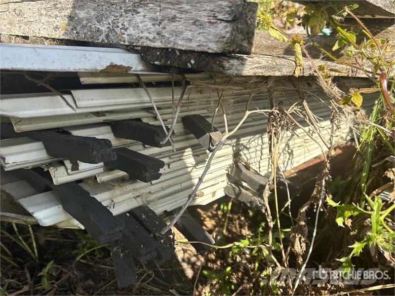 Quantity of (80) 13 ft x 3 ft Roofing Tin Andre komponenter