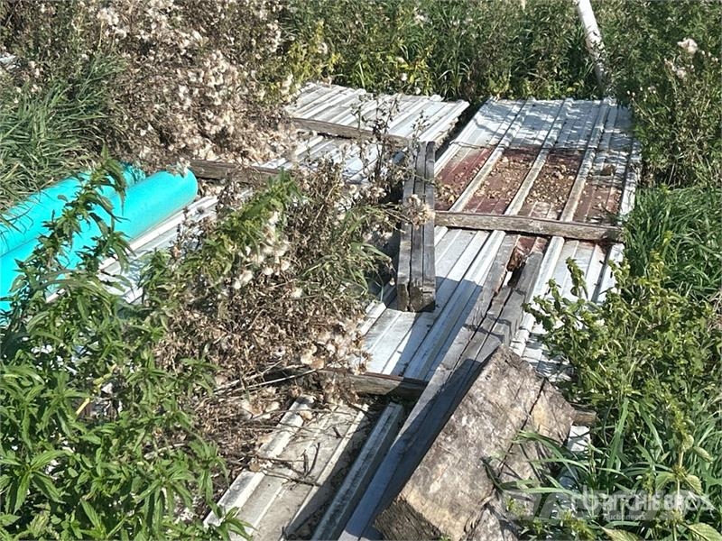 Quantity of (80) 13 ft x 3 ft Roofing Tin Andre komponenter