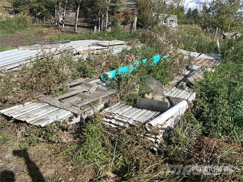 Quantity of (80) 13 ft x 3 ft Roofing Tin Andre komponenter