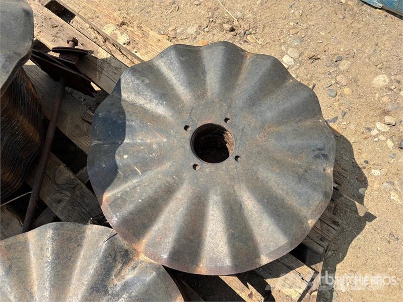Quantity of (80) 20 in x 13 Wave Coulter Blade - F Kiti naudoti statybos komponentai