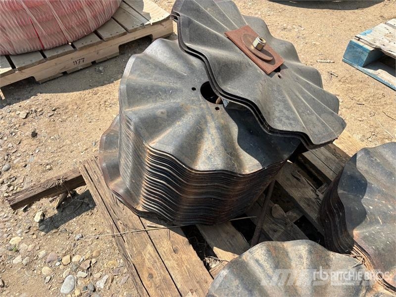 Quantity of (80) 20 in x 13 Wave Coulter Blade - F Kiti naudoti statybos komponentai