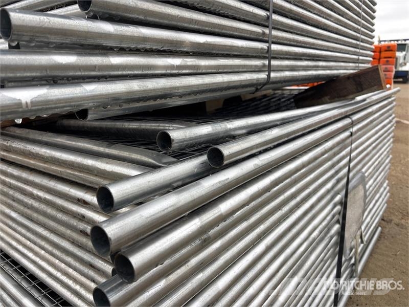 Quantity of (84) 8 ft x 6 ft Temporary Site Fence Andre komponenter