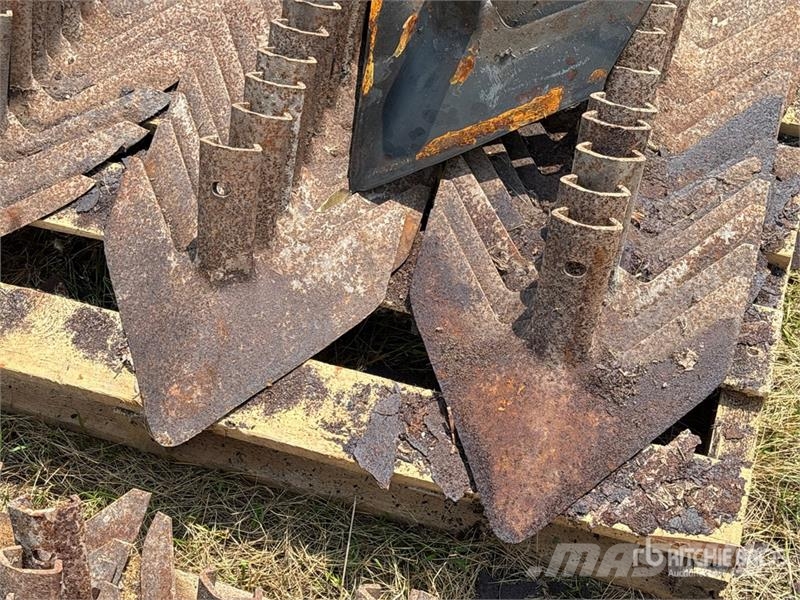 Quantity of (84) Knock On Cultivator Sweeps Další