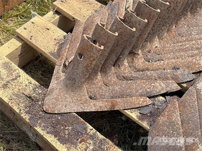 Quantity of (84) Knock On Cultivator Sweeps Další