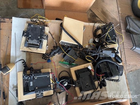Quantity of (9) General Electric UHF Radios Ďalšie komponenty