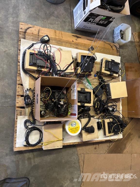 Quantity of (9) General Electric UHF Radios Egyéb alkatrészek
