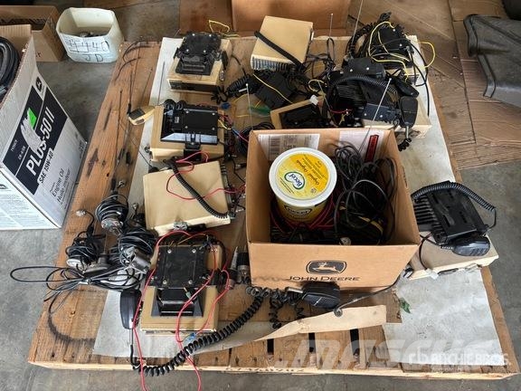 Quantity of (9) General Electric UHF Radios Ďalšie komponenty