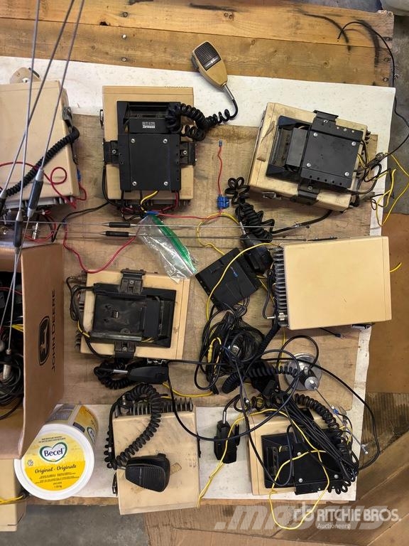 Quantity of (9) General Electric UHF Radios Egyéb alkatrészek