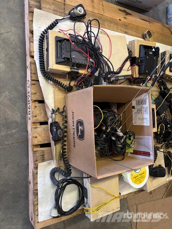 Quantity of (9) General Electric UHF Radios Egyéb alkatrészek