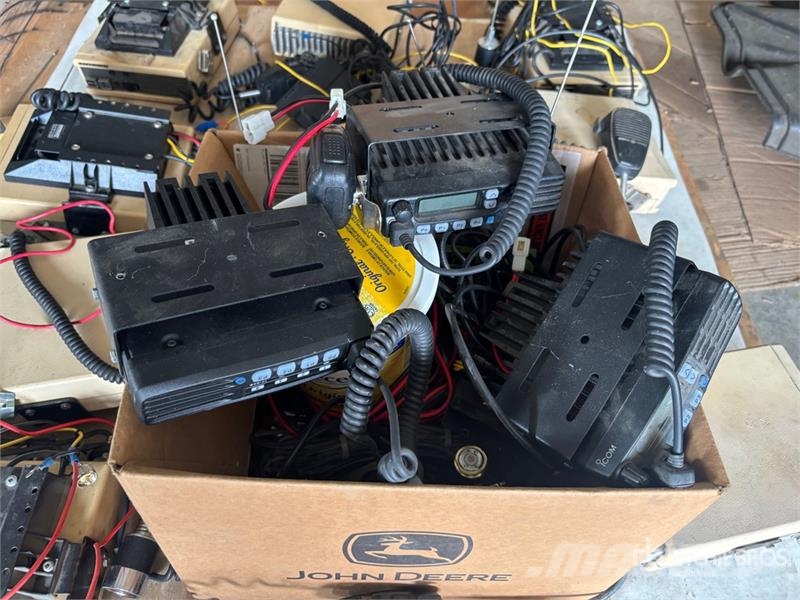 Quantity of (9) General Electric UHF Radios Ďalšie komponenty