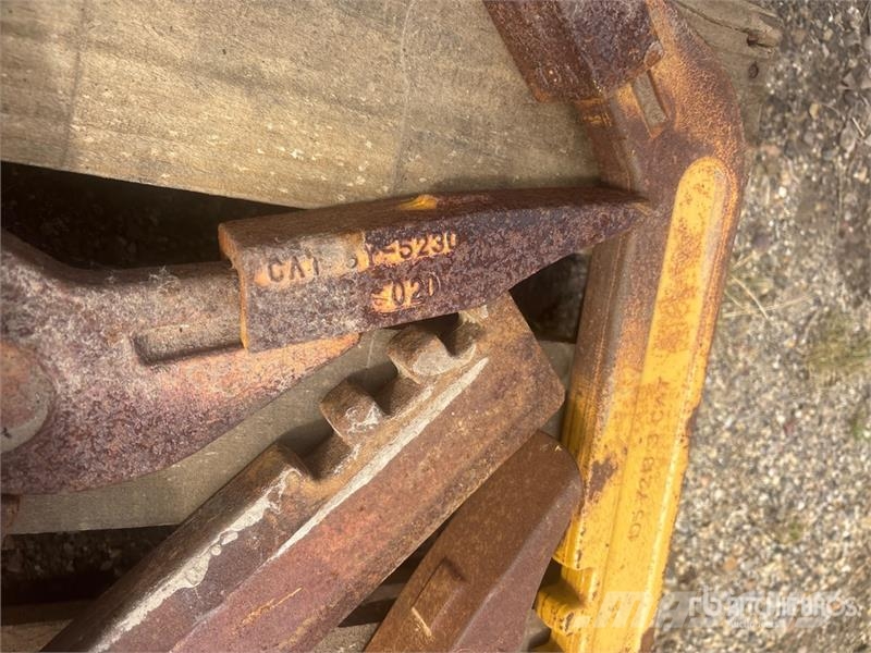 Quantity of (9) Ripper Shanks - Fits Motor Grader Drugi deli