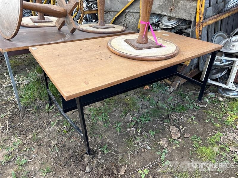  Quantity of (9) Tables معدات البناء - غير ذلك