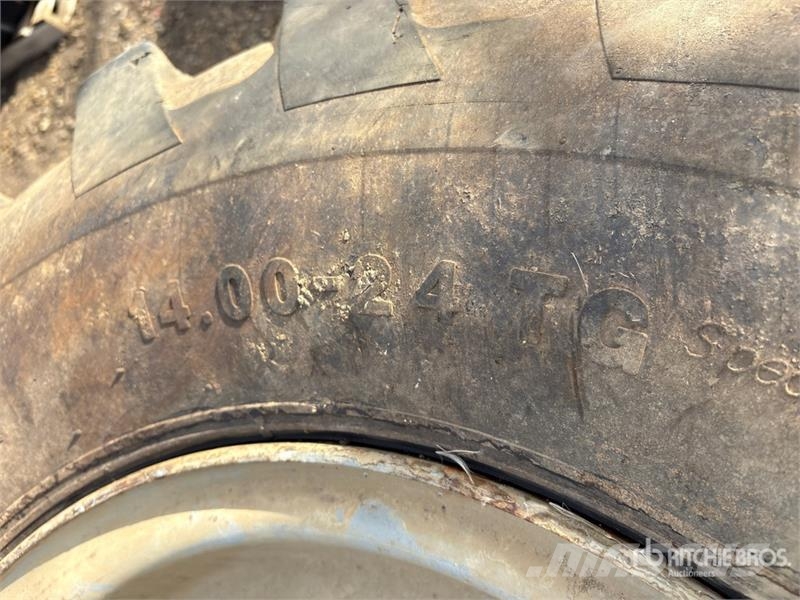 Quantity of (9) Tires - Fits Telehandler الإطارات والعجلات والحافات